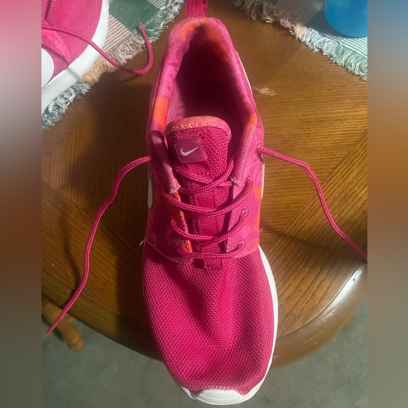 Pink Nikes - Picture 14 of 16